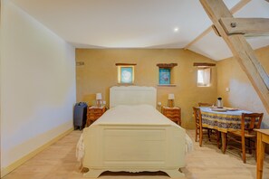 1 habitación, tabla de planchar con plancha y ropa de cama 