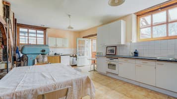 KĂŒhlschrank, Mikrowelle, Herdplatte, Wasserkocher mit Kaffee-/Teezubehör