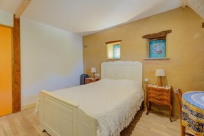 1 habitación, tabla de planchar con plancha y ropa de cama 