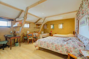 1 bedroom, iron/ironing board, bed sheets - Guest Room 'Les Hortensias Roses' (Boisgervilly)