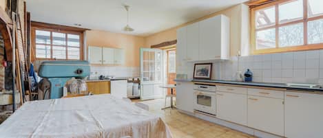 Refrigerador, microondas, parrilla de estufa y cafetera y tetera