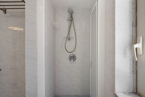 Ducha, secador de pelo y toallas