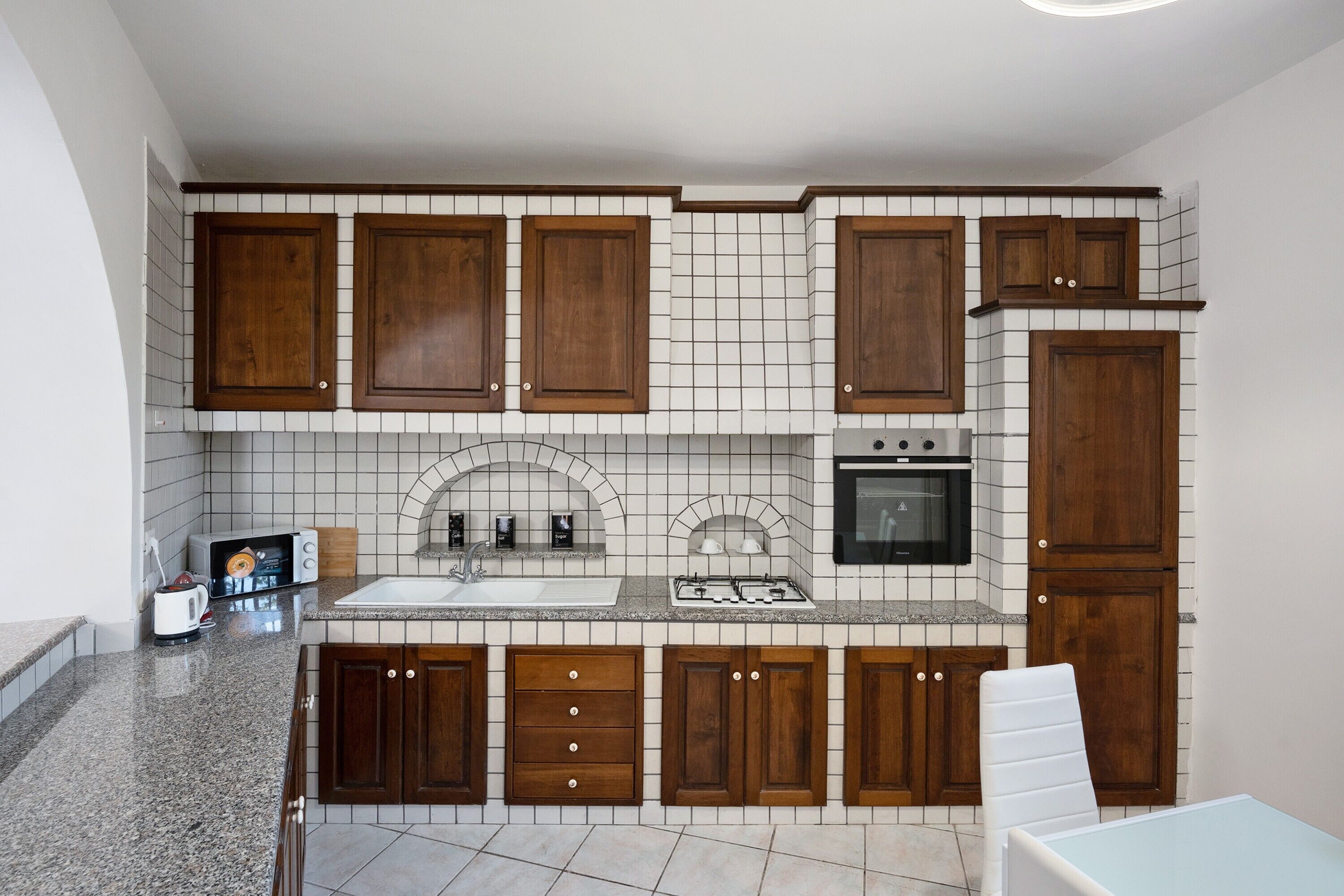 Frigorifero, microonde, forno, piano cottura