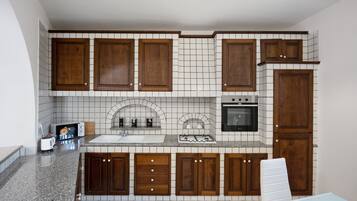 Frigorifero, microonde, forno, piano cottura