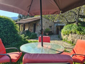 Outdoor dining - Rural House 'El Valle' in Sierra de Gredos, Pool and Scenic Views (Piedralaves)