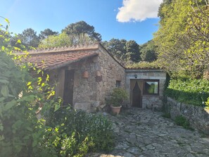 Exterior - Rural House 'El Valle' in Sierra de Gredos, Pool and Scenic Views (Piedralaves)