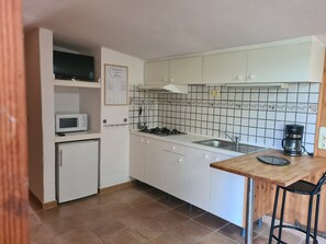 Réfrigérateur, micro-ondes, plaque de cuisson, cafetière/bouilloire