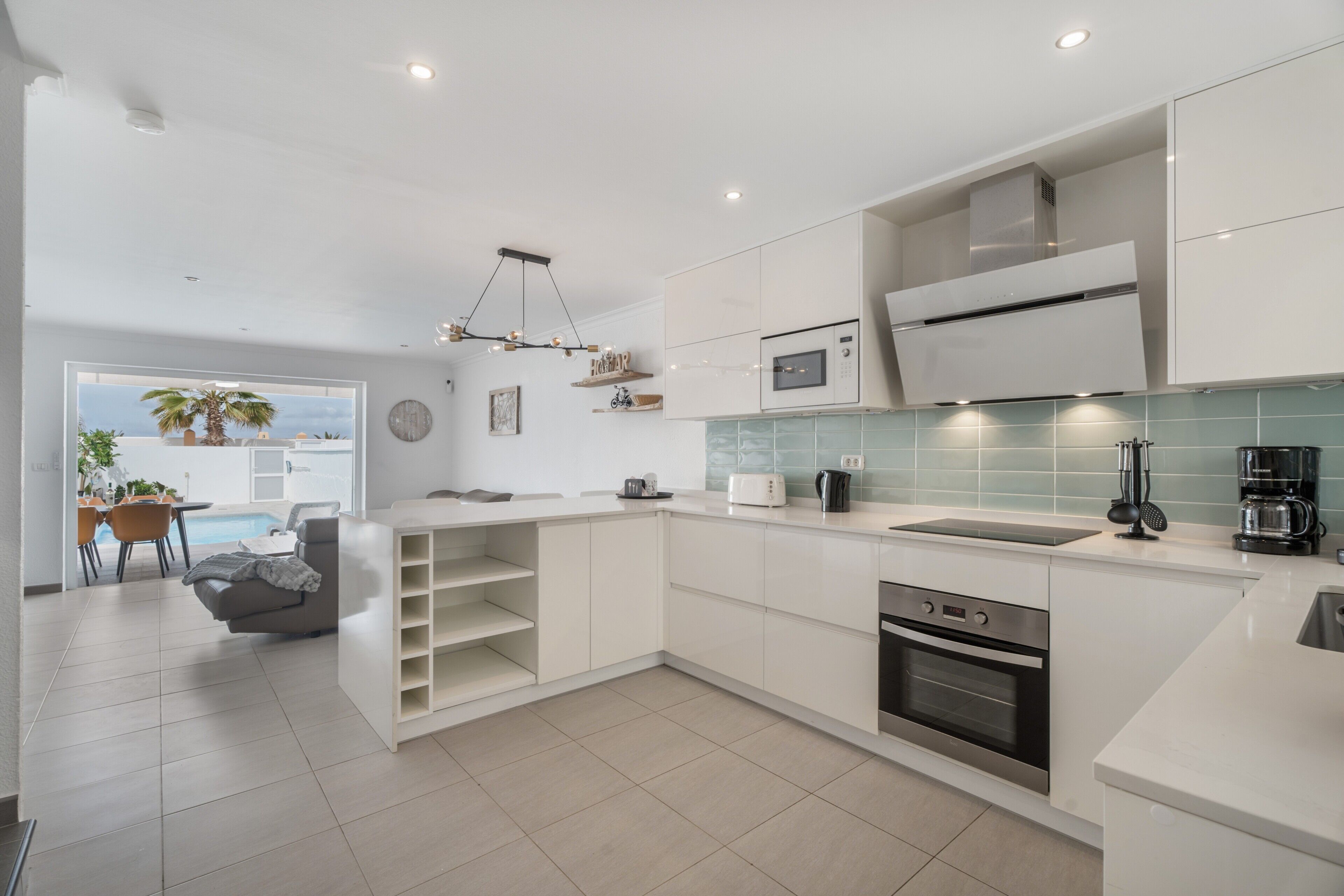 Køleskab, mikrobølgeovn, ovn, kogeplade