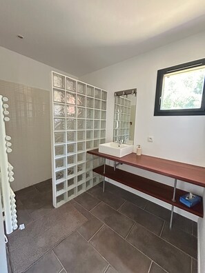 Shower, hair dryer, towels - Holiday Home 'Stella Di Mare' with Wi-Fi and Air Conditioning (Coti-Chiavari)