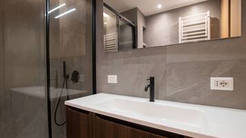 Doccia, asciugacapelli, bidet, asciugamani