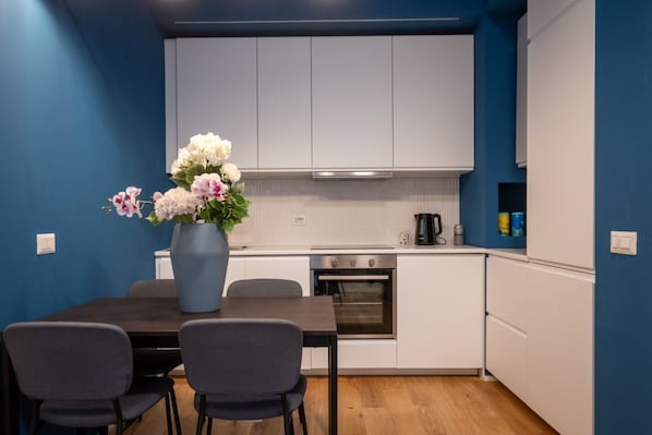 Kühlschrank, Mikrowelle, Ofen, Herdplatte