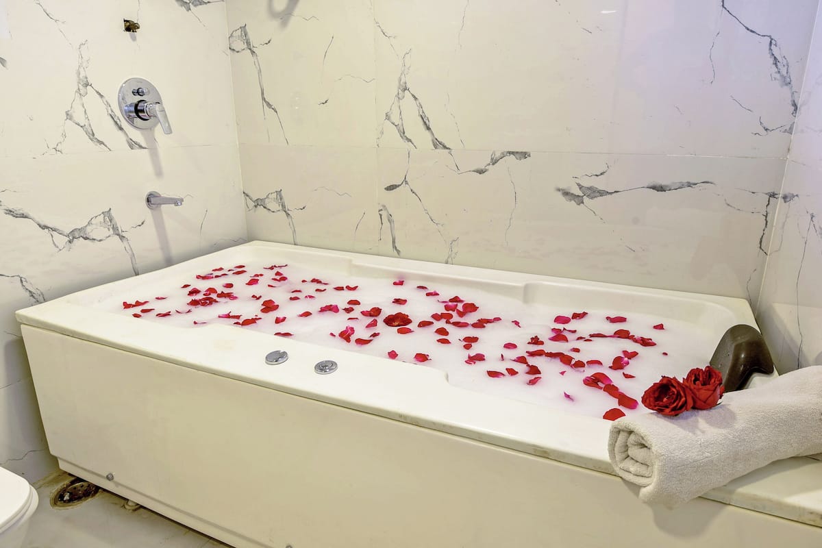 Luxury Suite | Jetted tub
