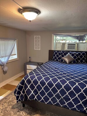 3 bedrooms, iron/ironing board, WiFi, bed sheets - Blue Spacious Inside and Out (Jacksonville)