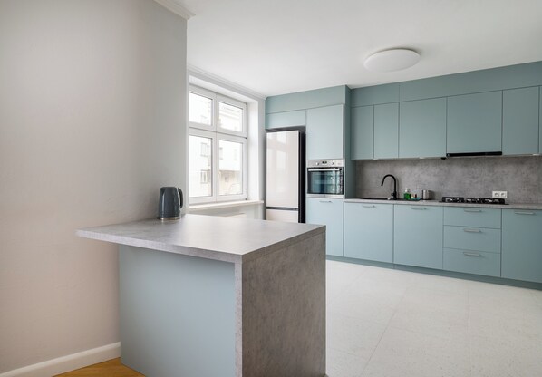 Jääkaappi, uuni, liesi, astianpesukone