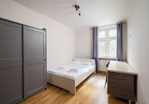2 habitaciones, tabla de planchar con plancha, wifi y ropa de cama