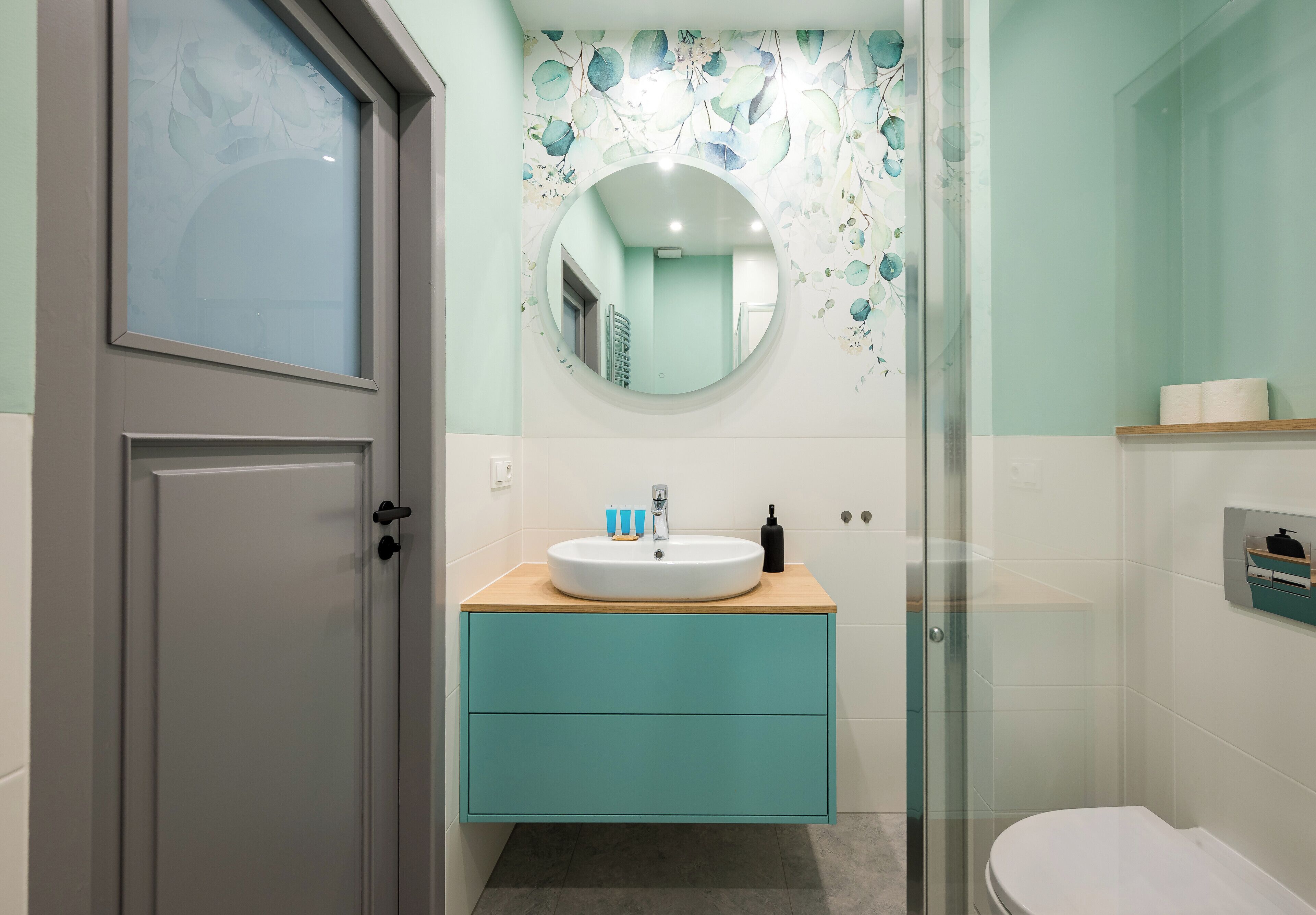 Douche, articles de toilette gratuits, sèche-cheveux