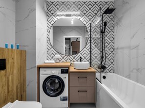 Hair dryer, towels - National Stadium Deluxe Apartment (Warszawa)