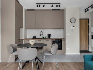 Kühlschrank, Ofen, Herdplatte, Geschirrspüler
