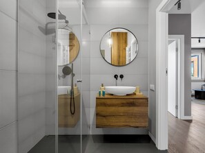 Shower, hair dryer, towels