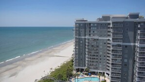 Ein Hochhotel mit Pool und Blick auf den Strand.