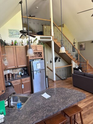 冷蔵庫、電子レンジ、オーブン、コンロ