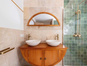 Shower, hair dryer, towels - 400m² Villa with Padel, Pool & Volleyball (Valbonne)