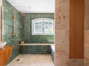 淋浴设施、吹风机、毛巾