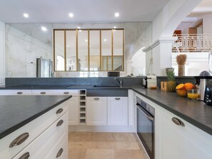 Kühlschrank, Mikrowelle, Ofen, Geschirrspüler