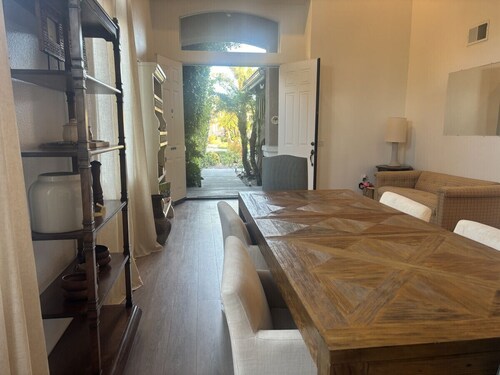 Large 5-Bedroom Home, near Beach, Mountain Views