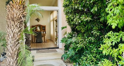 Large 5-Bedroom Home, near Beach, Mountain Views