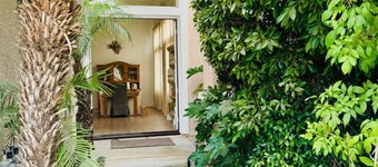 Large 5-Bedroom Home, near Beach, Mountain Views