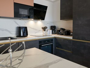 Kühlschrank, Mikrowelle, Ofen, Geschirrspüler