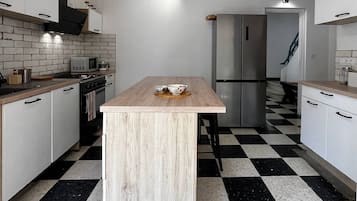 Frigorífico, horno y utensilios de cocina