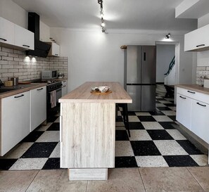 Frigorífic, forn i utensilis de cuina, vaixella i coberteria 