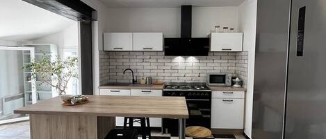 Réfrigérateur, four, batterie de cuisine, vaisselle et ustensiles