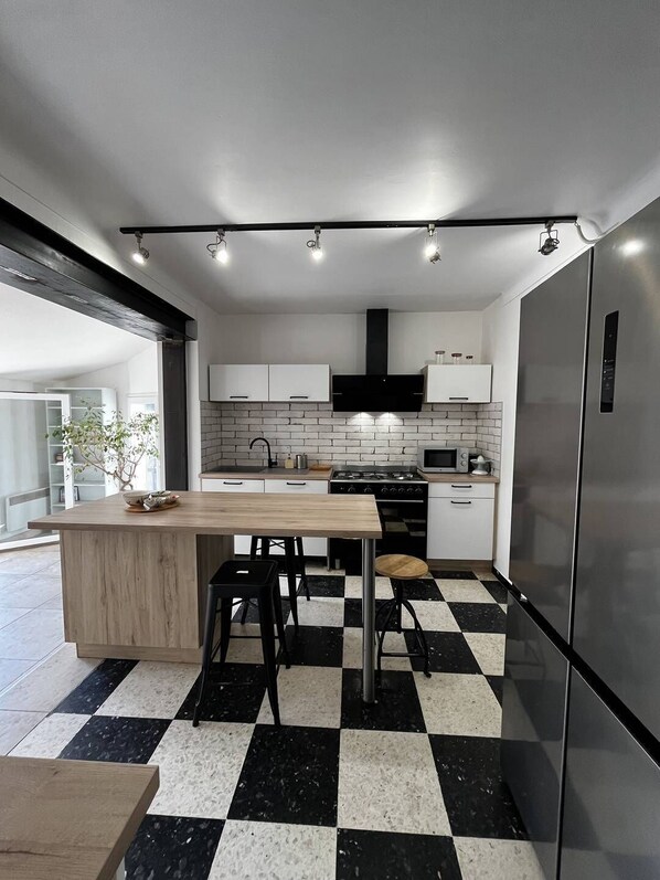 Fridge, oven, cookware/dishes/utensils