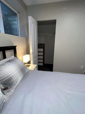 2 bedrooms, in-room safe, desk, iron/ironing board