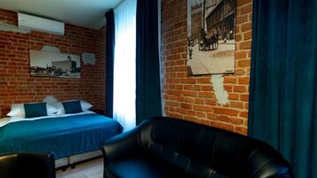 Habitación Confort, vista a la ciudad | Escritorio y espacio para trabajar con laptop