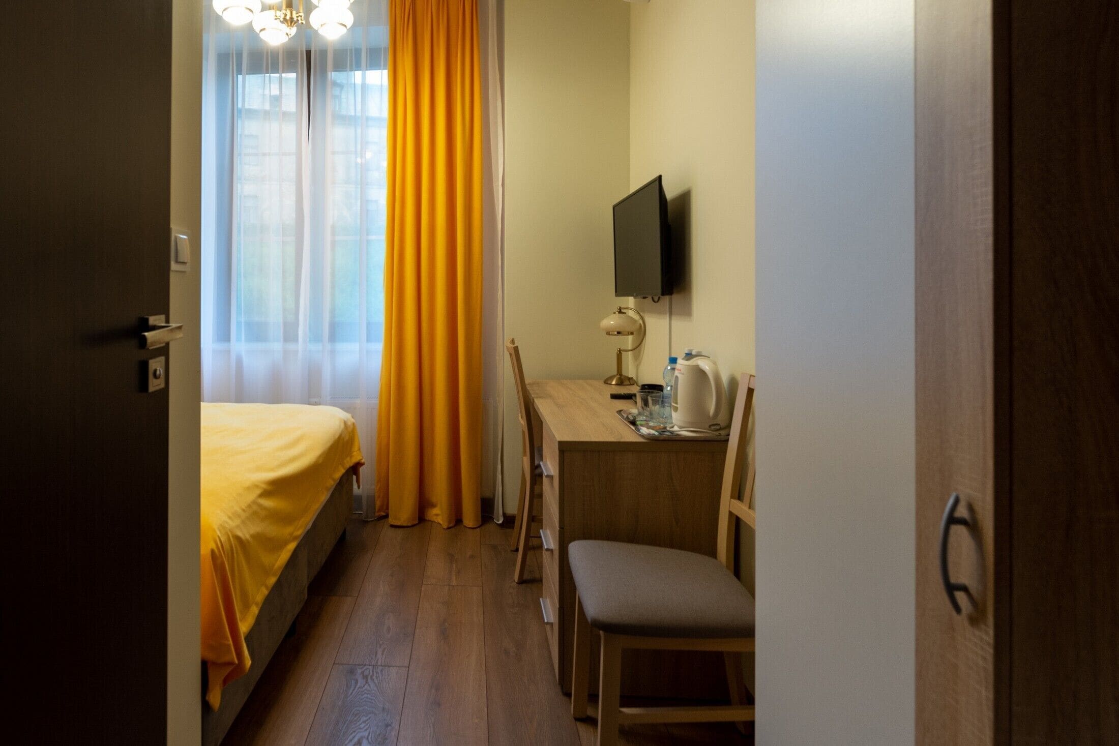 Comfort Room, 1 Queen Bed, City View