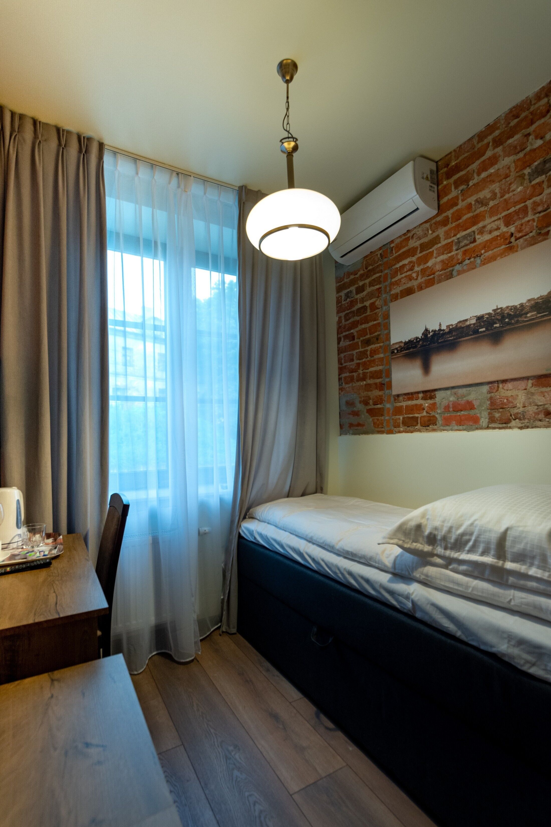 Comfort Room, 1 Single Bed, City View