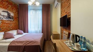 Comfort kamer, uitzicht op de stad | Een bureau, een laptopwerkplek, een strijkplank/strijkijzer, gratis wifi