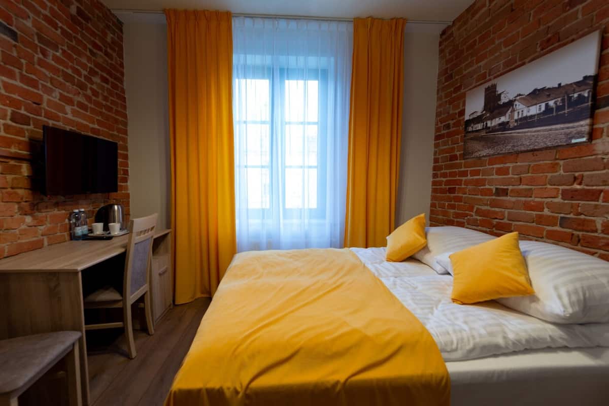 Escritorio y espacio para trabajar con laptop