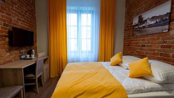 Comfort-værelse - byudsigt | Skrivebord, arbejdsområde til bærbare computere, strygejern/strygebræt