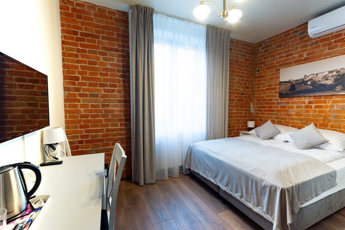 Escritorio y espacio para trabajar con laptop