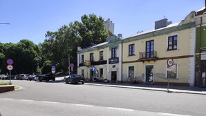 Une rue bordée d’immeubles, dont un immeuble d’appartements de style Podolski. On ne distingue aucun aménagement ni aucun élément particulier qui pourrait être décrit.