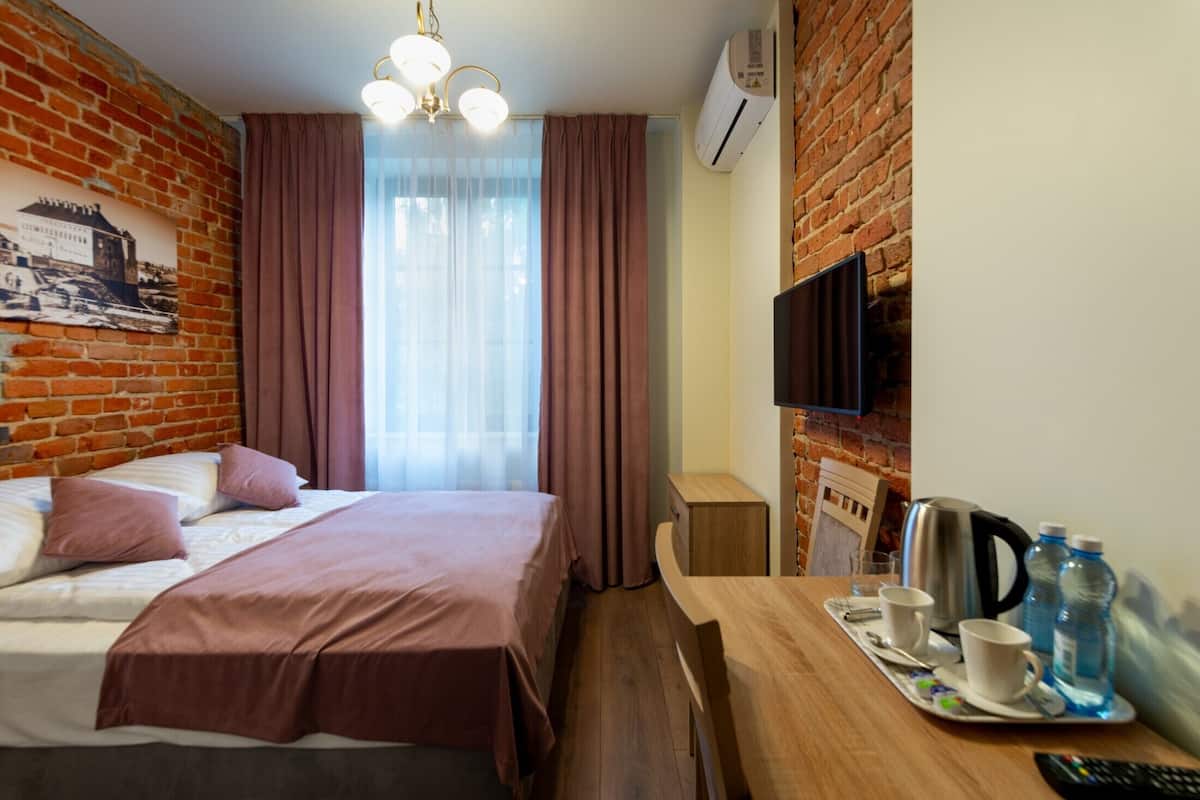 Escritorio y espacio para trabajar con laptop