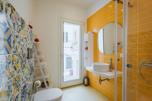 Dusche, Haartrockner, Bidet, HandtĂŒcher