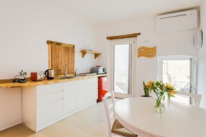 Kühlschrank, Mikrowelle, Herdplatte, Wasserkocher mit Kaffee-/Teezubehör