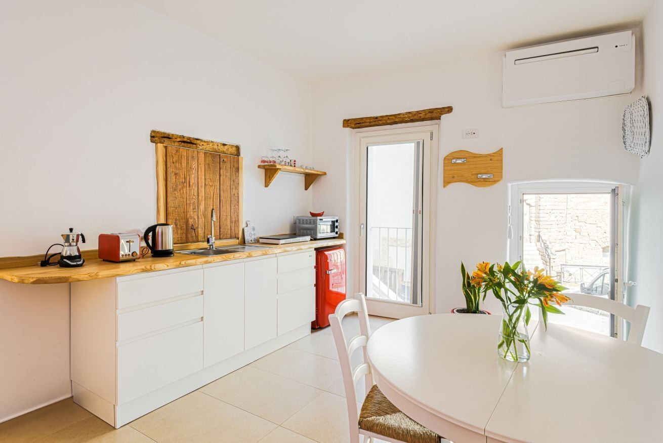 Réfrigérateur, four à micro-ondes, surface de cuisson, cafetière-théière