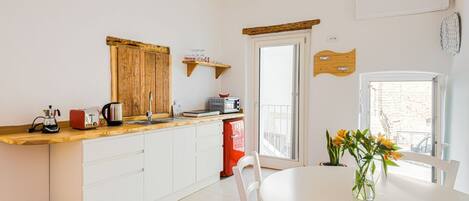 Réfrigérateur, four à micro-ondes, surface de cuisson, cafetiÚre-théiÚre